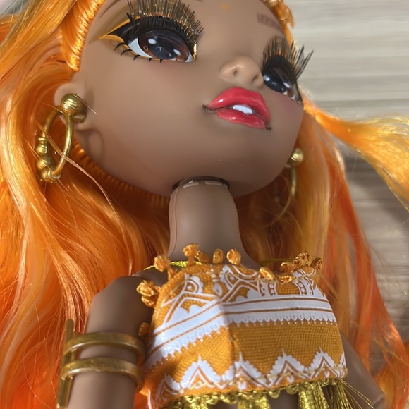 Brand new “broken” Rainbow High Meena Fleur - Picture 2 of 4
